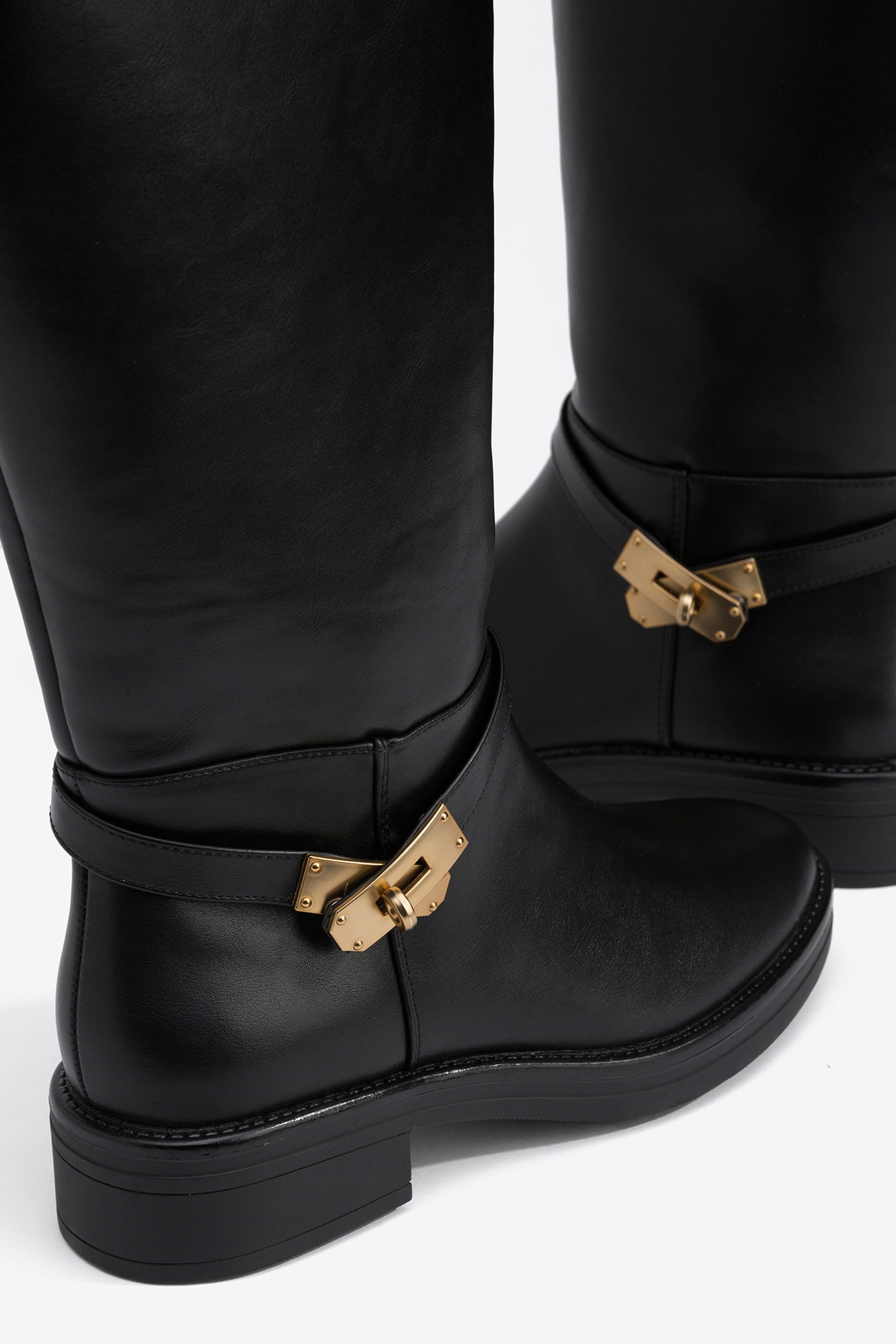 BOTAS SIMONAS COM FIVELA