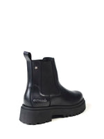 Carregar imagem no visualizador da galeria, Bota Preta em Pele e Sola Tratorada
