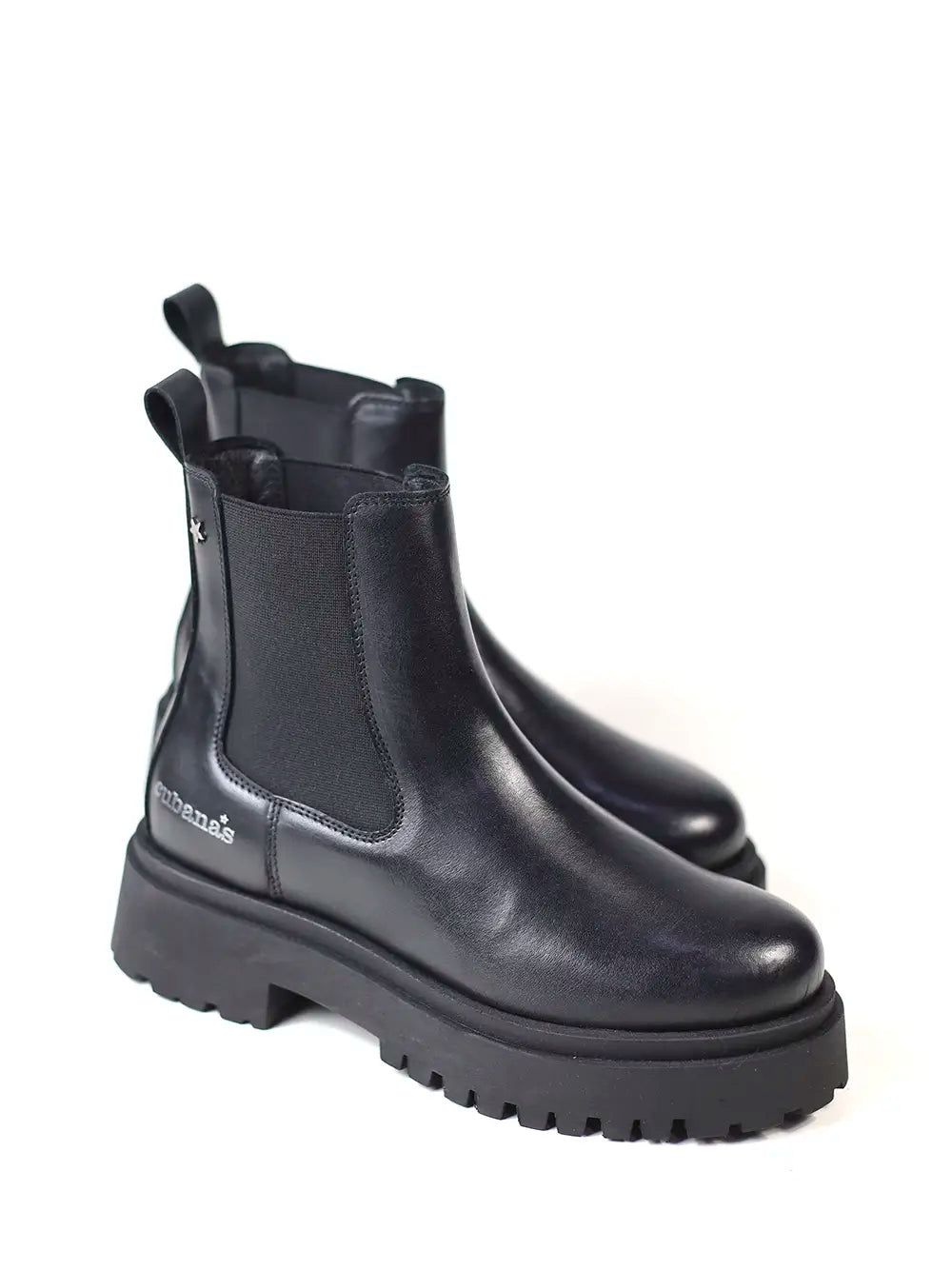 Bota Preta em Pele e Sola Tratorada