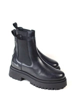 Carregar imagem no visualizador da galeria, Bota Preta em Pele e Sola Tratorada
