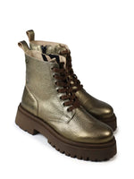 Carregar imagem no visualizador da galeria, Bota em Pele Dourada e Sola Tratorada
