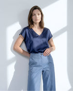 Carregar imagem no visualizador da galeria, Blusa com decote em V
