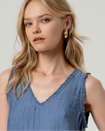 Carregar imagem no visualizador da galeria, Top de alças com decote V
