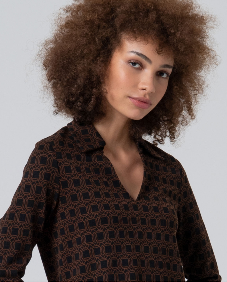 Vestido curto com gola