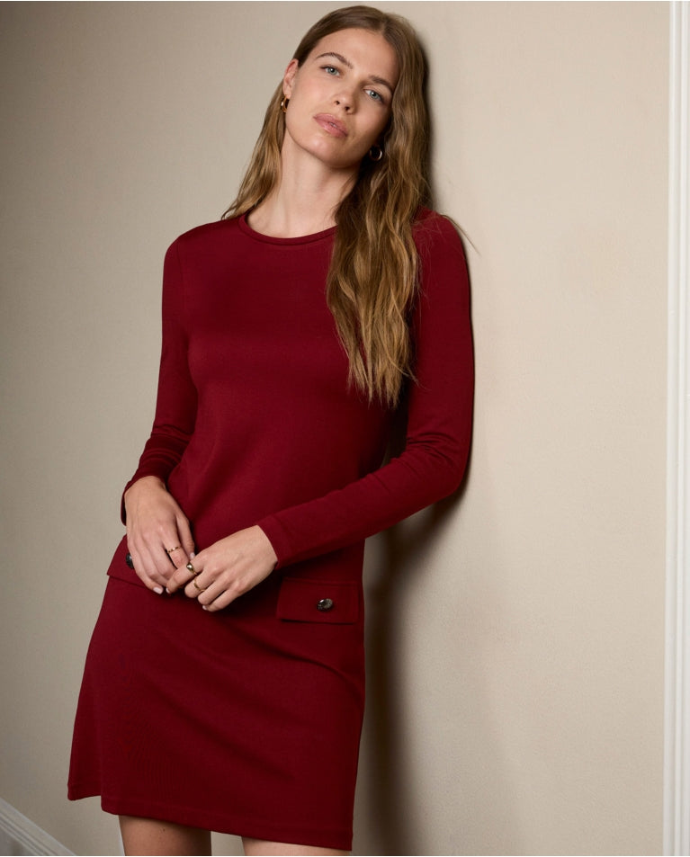 Vestido preto curto, reto e evasê