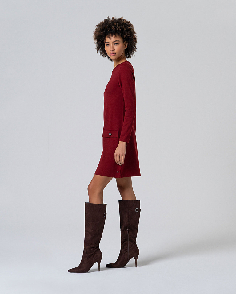 Vestido preto curto, reto e evasê