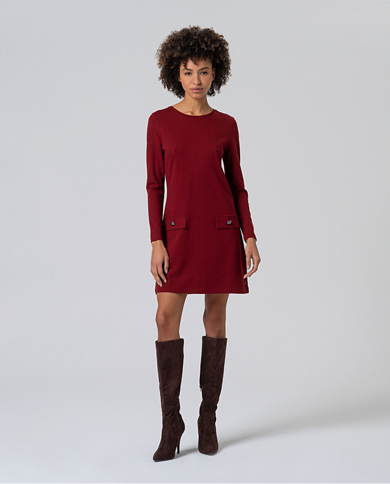 Vestido preto curto, reto e evasê